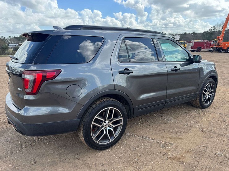 2016-ford-explorer-image-3