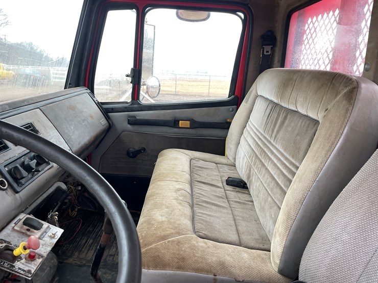 2000-freightliner-fl60-image-24