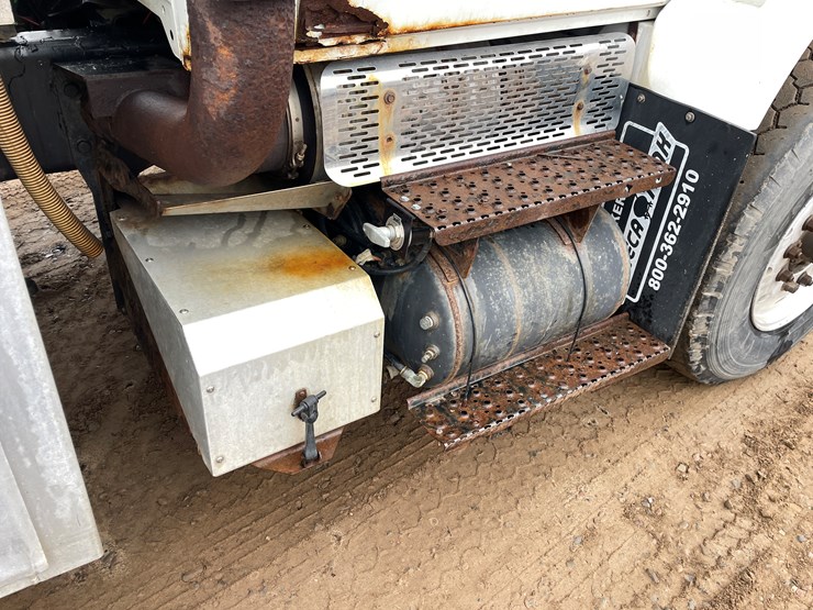 #1037-•-2009-international-navistar-fuel-truck-(has-mn-title)-image-51