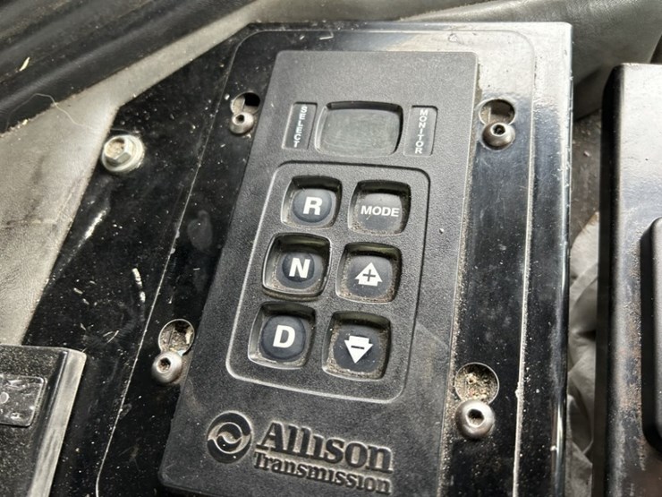 2014-peterbilt-320-image-28