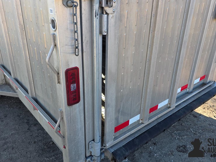 2022-eby-livestock-trailer-image-18