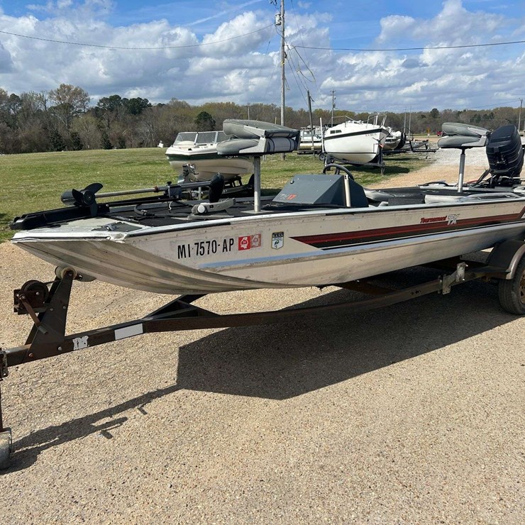 1988 Bass Tracker TX17 Aluminum Bass Boat