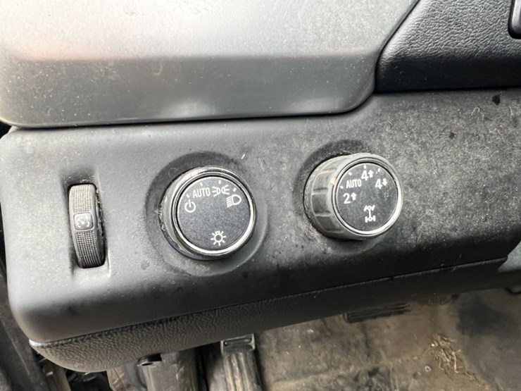 2015-chevrolet-tahoe-image-28