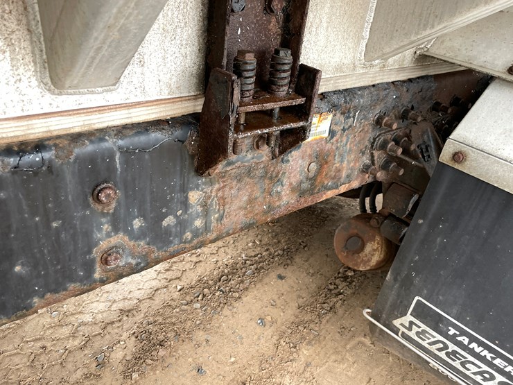 #1037-•-2009-international-navistar-fuel-truck-(has-mn-title)-image-23