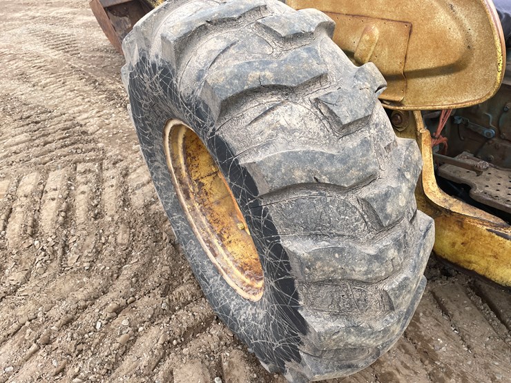 #1035-•-ford-backhoe-image-9