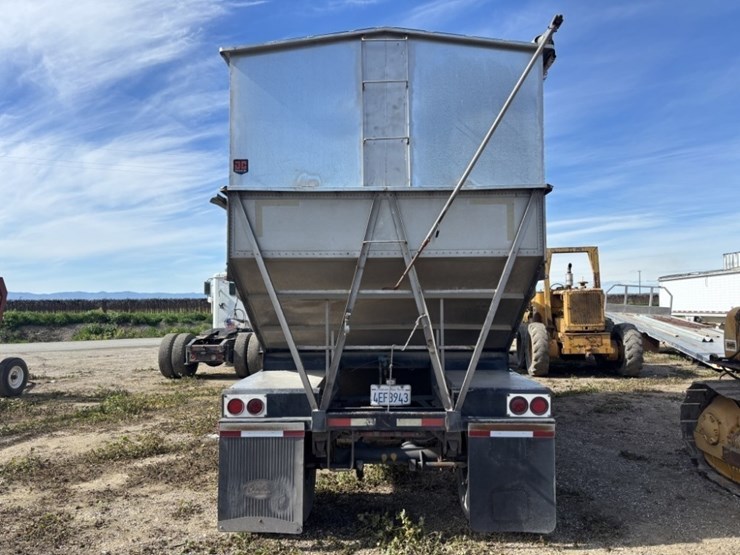 1976-titan-trailer-image-4