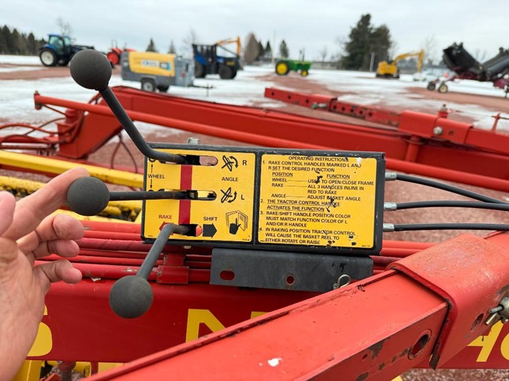 new-holland-216-image-18