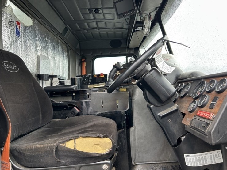 2014-peterbilt-320-image-23