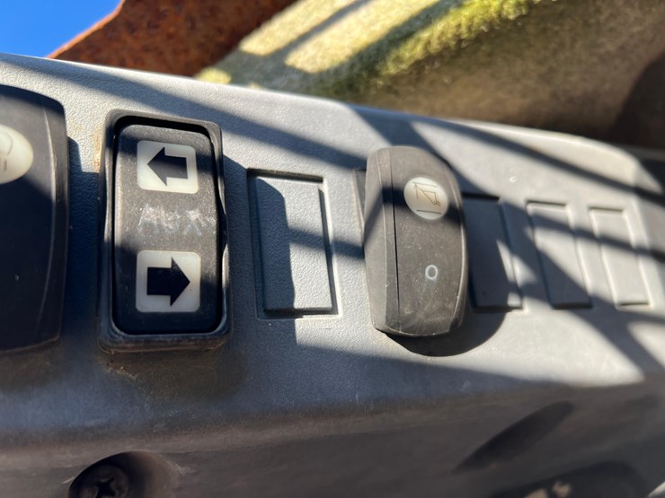 2012-deere-328e-image-45