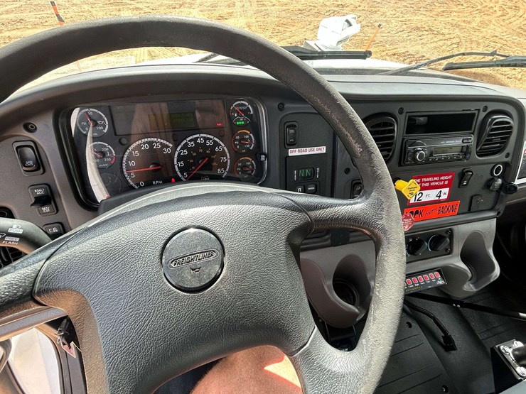 2016-freightliner-m2-106-image-61