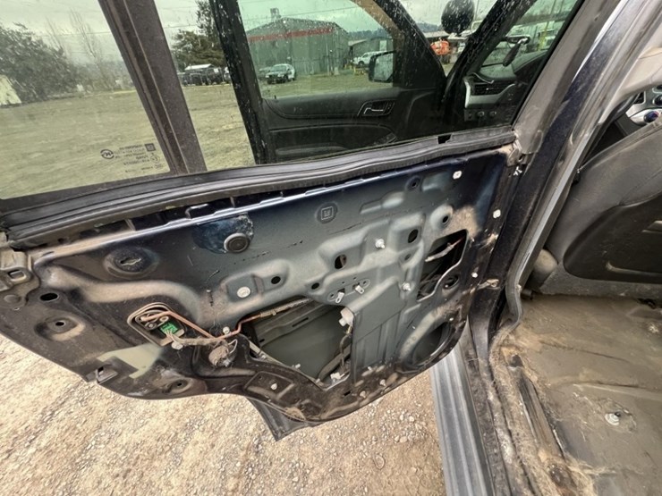 2015-chevrolet-tahoe-image-24