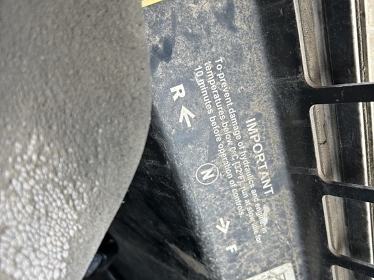 2005-john-deere-320-image-27