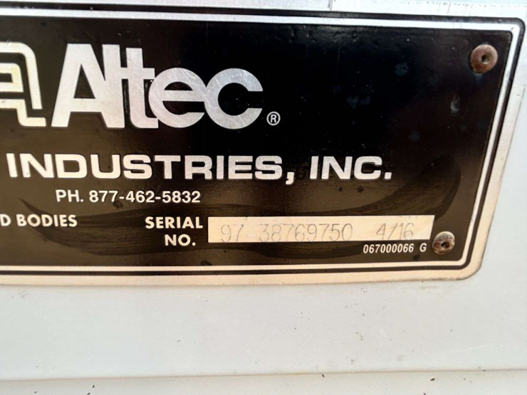 2016-freightliner-m2-106-image-27