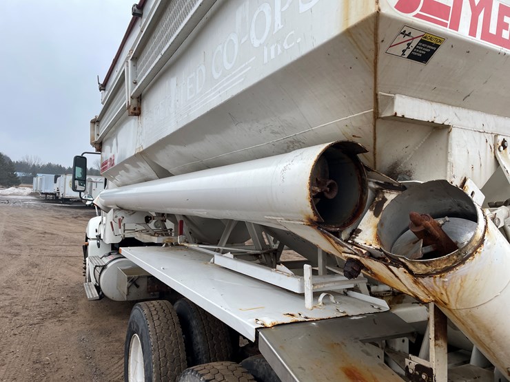 #1038-•-2005-freightliner-grain-truck-(has-mn-title)-image-29