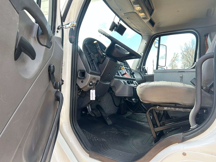 2016-freightliner-m2-106-image-56