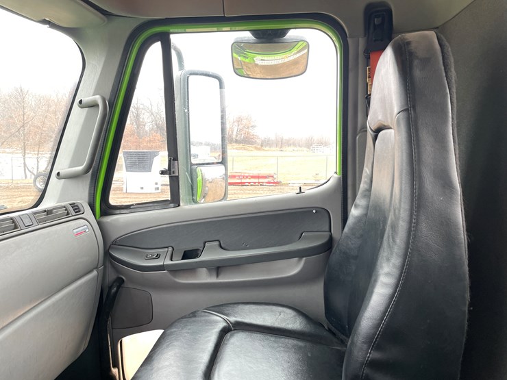 #1482-•-2009-freightliner-truck-tractor-(has-mn-title)-image-47