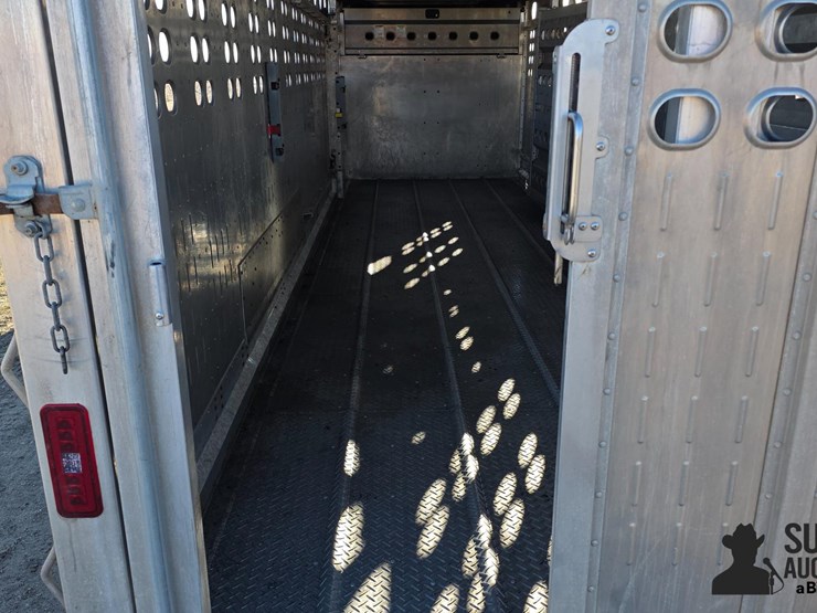 2022-eby-livestock-trailer-image-19