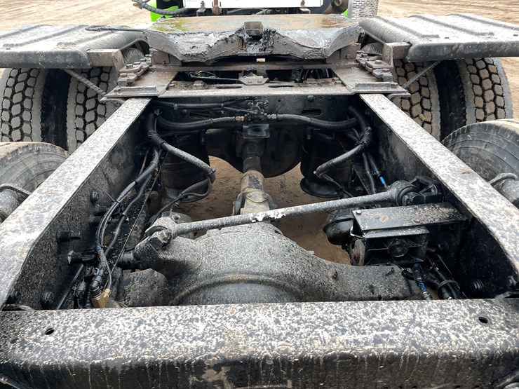 #1482-•-2009-freightliner-truck-tractor-(has-mn-title)-image-14