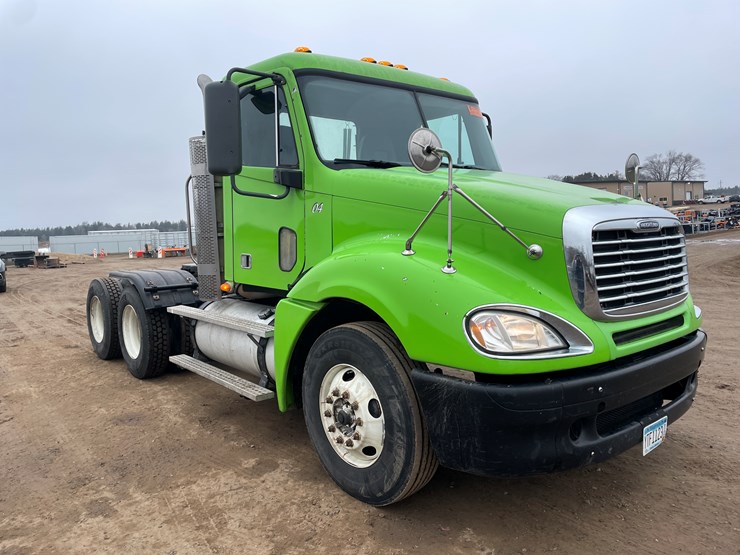 #1482-•-2009-freightliner-truck-tractor-(has-mn-title)-image-4