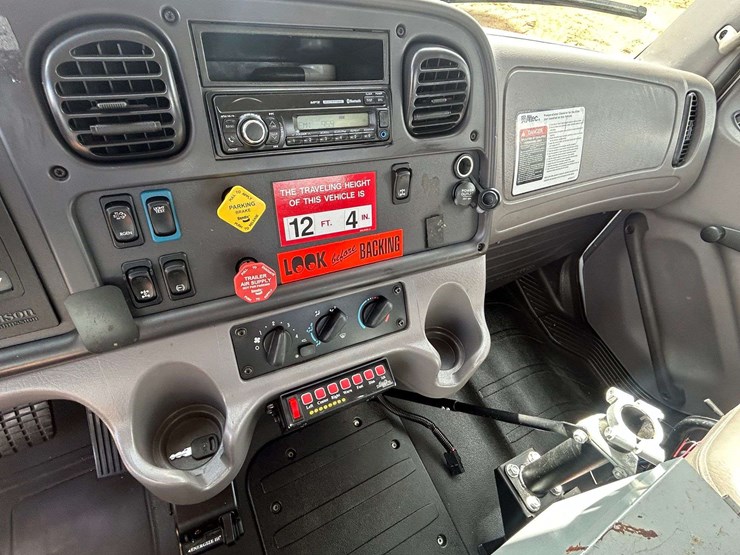 2016-freightliner-m2-106-image-59