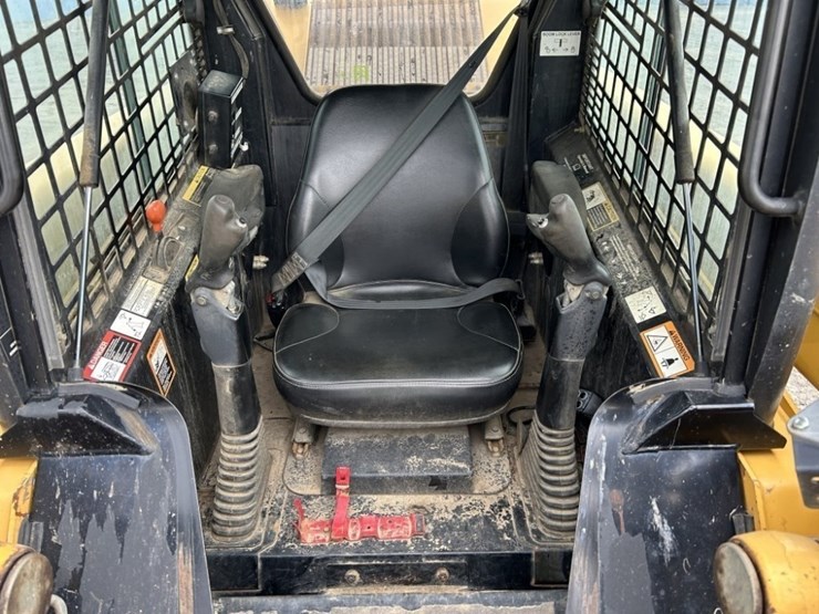 2005-john-deere-320-image-16