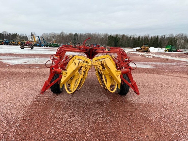 new-holland-216-image-4