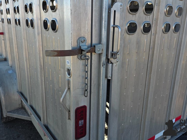 2022-eby-livestock-trailer-image-17
