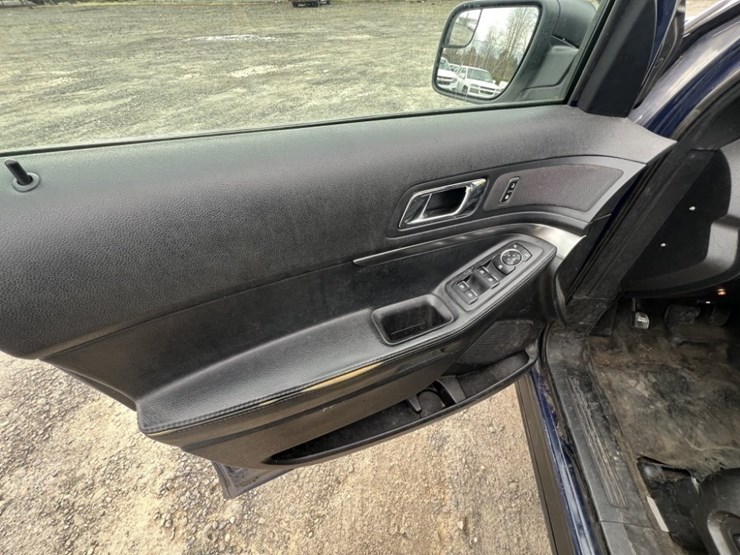 2017-ford-explorer-image-24