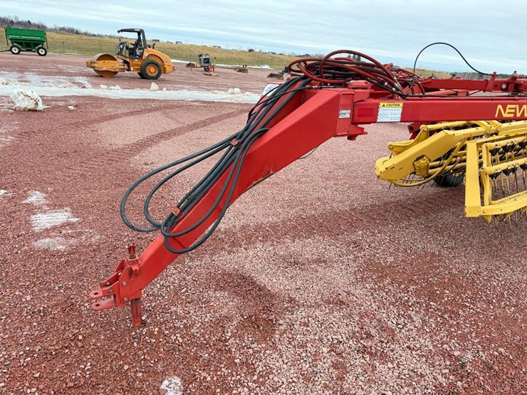 new-holland-216-image-11