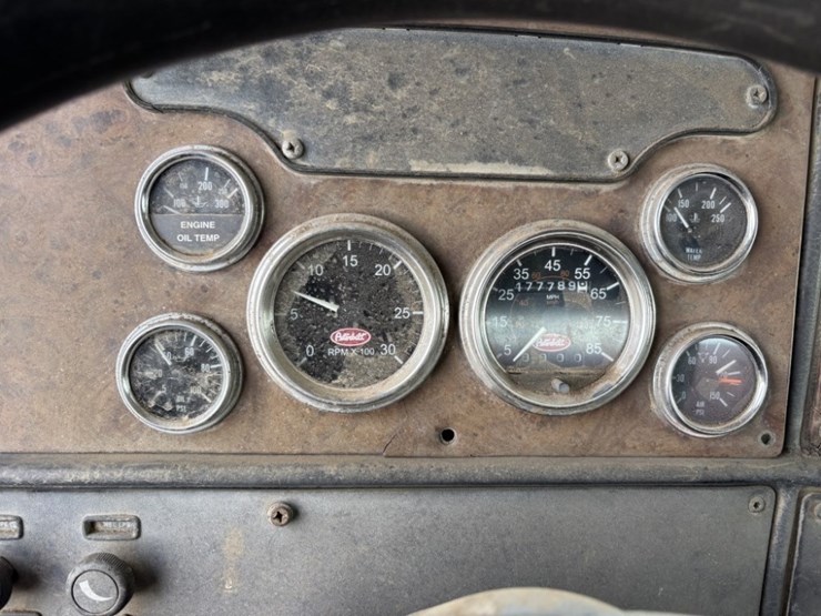 2001-peterbilt-357-image-36