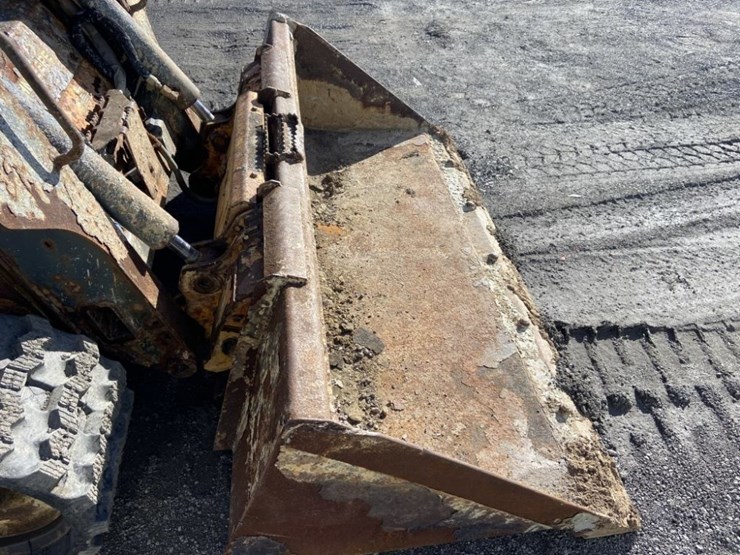 2023-deere-317g-image-19