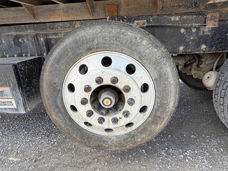 2004-peterbilt-379-image-11