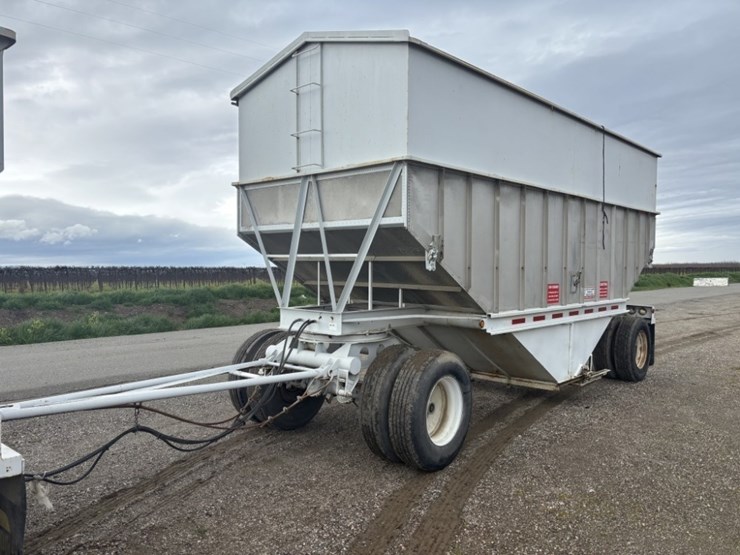 1974-titan-trailer-image-1