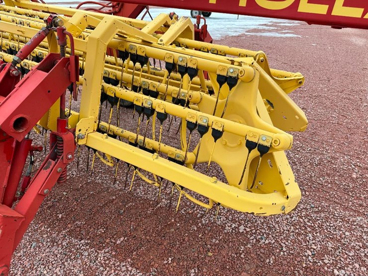 new-holland-216-image-17