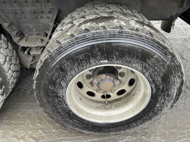 2014-peterbilt-320-image-13