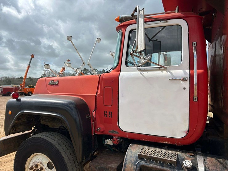 1995-mack-rd688-image-8