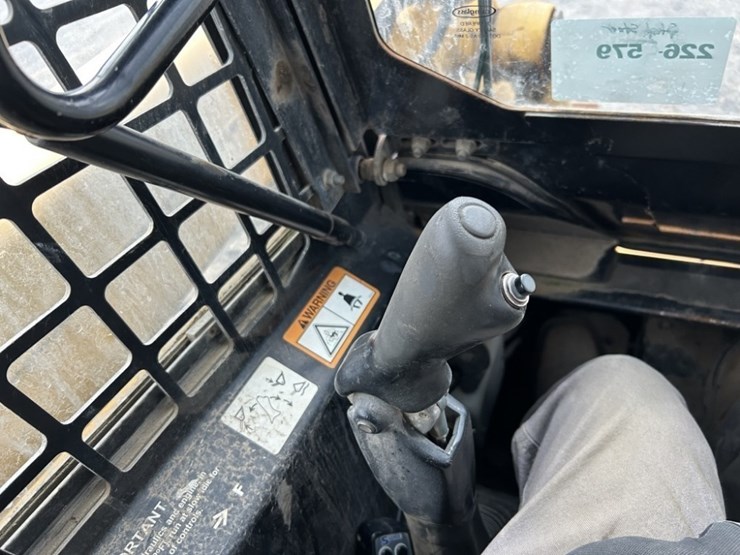 2005-john-deere-320-image-21