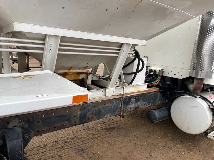 #1038-•-2005-freightliner-grain-truck-(has-mn-title)-image-39