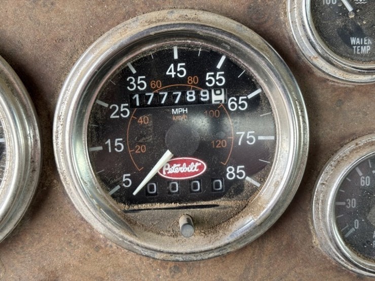 2001-peterbilt-357-image-37