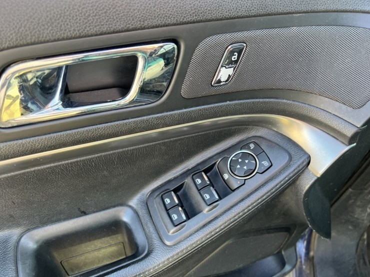 2016-ford-explorer-image-28