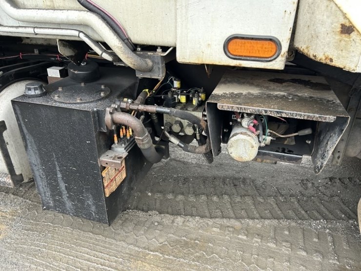 2014-peterbilt-320-image-45