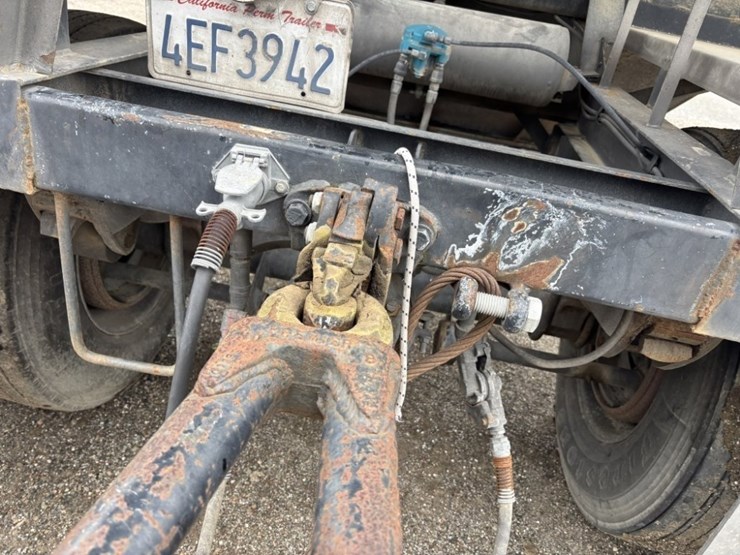 1976-titan-trailer-image-18