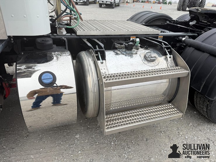 2024-peterbilt-389-image-16