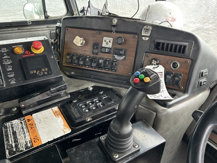 2014-peterbilt-320-image-25