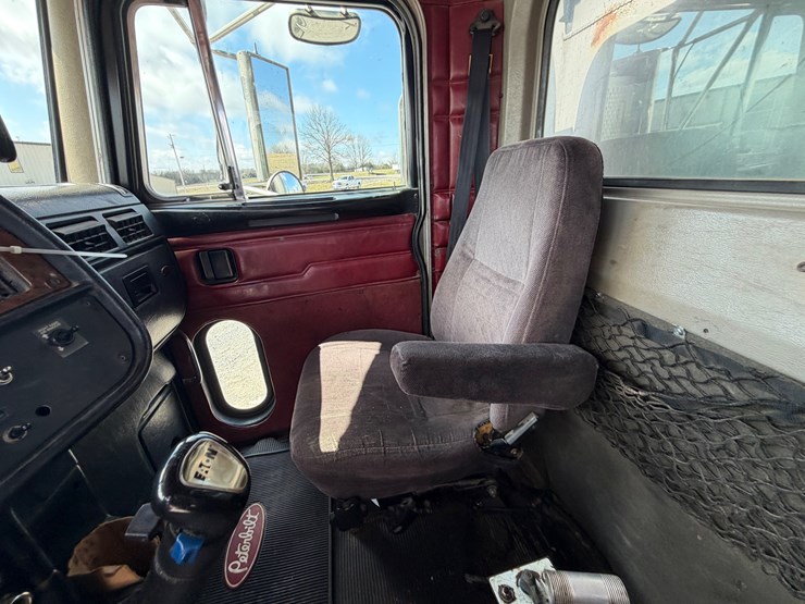 2004-peterbilt-379-image-26