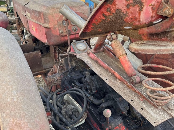 massey-ferguson-444-image-13