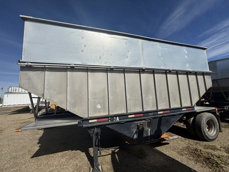 1976-titan-trailer-image-2