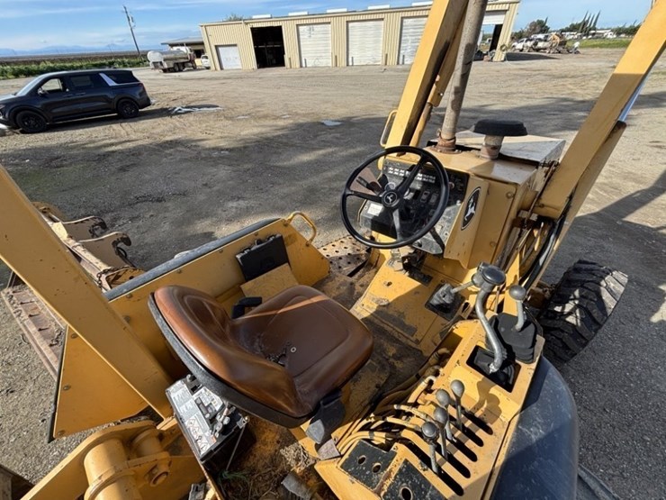 2004-deere-210le-image-22