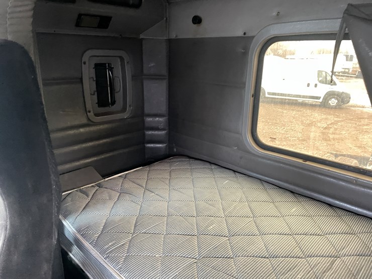 2007-peterbilt-379-image-46