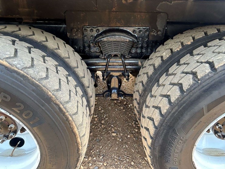 2016-freightliner-m2-106-image-43